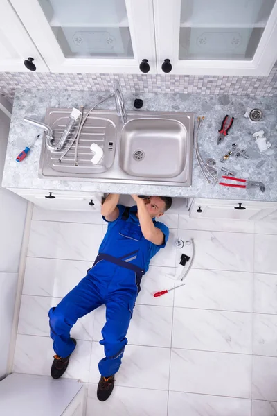 Male Plumber Lying Floor Fixing Pipe Sink Kitchen — Stock Photo, Image