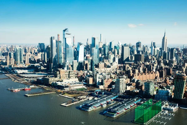 曼哈顿天际线与新的世界贸易中心在哈德逊河前 — 图库照片