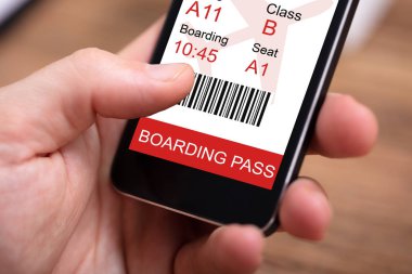 Ekranda biniş kartı olan kişi cep telefonu.