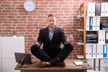 Ofiste Resepsiyon meditasyon üzerinde oturan genç işadamı