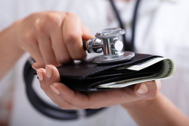 Bir Doktorun Eli 'nin Stetoskopla Cüzdanı İnceleme Çekimi
