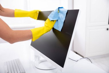 Ofiste Mavi Paçavralı Bir Kişinin El Temizleme Masaüstü Ekranı