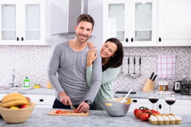 Doğrama kurulu mutfak tezgah üzerinde adam onun karısı kesme sebze ile önden görünümü