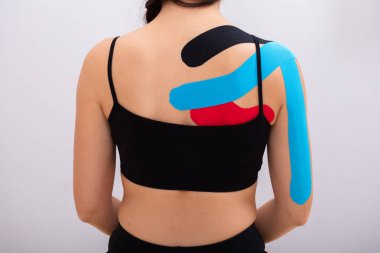 Fizyo bant ile spor giyim giymiş kadın arkadan görünüş