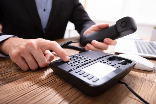 Nahaufnahme Der Handwahltelefonnummer Eines Geschäftsmannes Zum Telefonieren Büro — Stockfoto