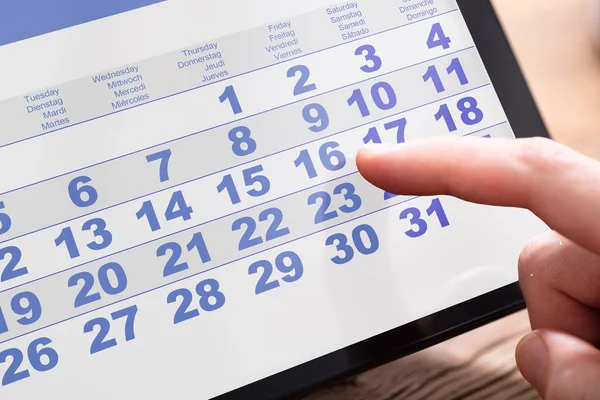 Close Van Een Zakenman Zoek Naar Kalender Digital Tablet Office — Stockfoto