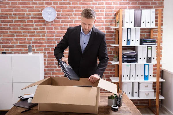 Young Businessman Packing His Belongings Cardboard Box Workplace — Stock Photo, Image