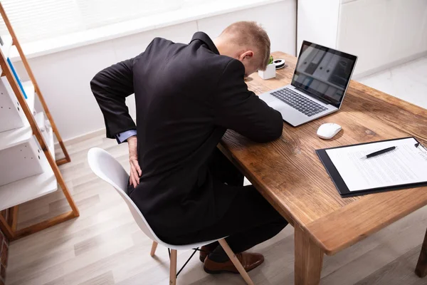 Bonito Jovem Masculino Executivo Tendo Dor Nas Costas Trabalhando Laptop — Fotografia de Stock