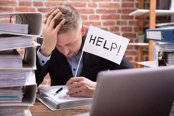 Olyckliga Affärsman Håller Vita Hjälp Flagga Office — Stockfoto