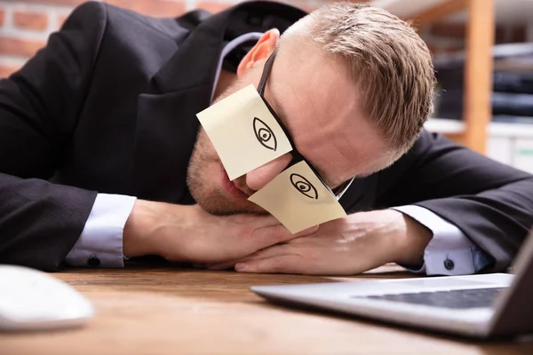 Mladý Muž Zakrývá Její Oči Lepícími Poznámkami Stole Kanceláři — Stock fotografie