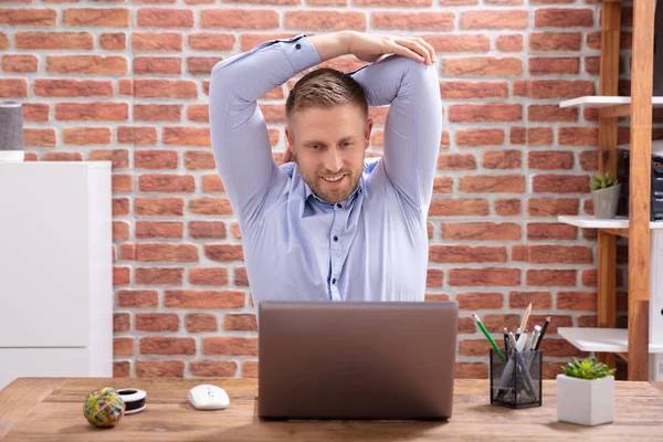 Retrato Del Empresario Feliz Estirando Sus Brazos Mientras Mira Ordenador —  Fotos de Stock