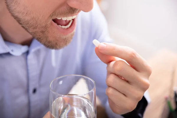 Zieke Man Met Glas Water Die Medicijnen Neemt — Stockfoto