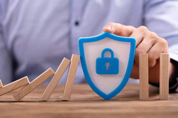 Primer Plano Mano Hombre Con Escudo Icono Seguridad Para Evitar — Foto de Stock