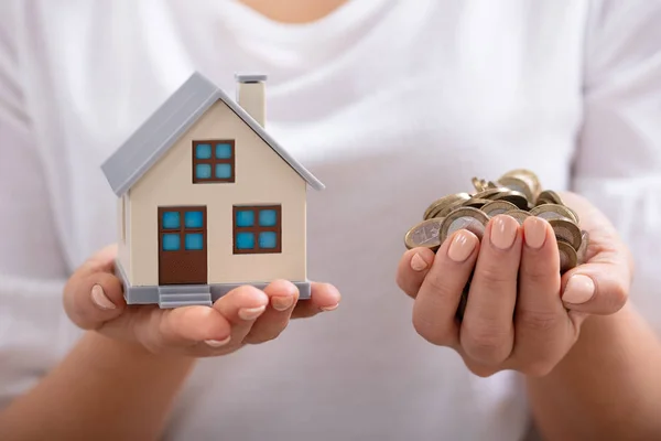 Close Van Een Vrouw Hand Hebt Huis Model Munten — Stockfoto