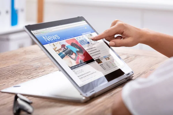 Close Woman Pointing Finger News Laptop Wooden Desk — Stock Photo, Image