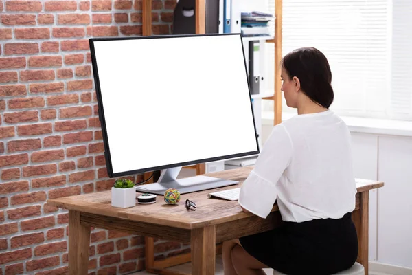 Close Businesswoman Looking White Computer Screen Wooden Desk — Stock Photo, Image