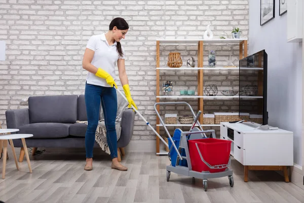 Janitor Feminino Limpeza Chão Com Esfregão Sala Estar — Fotografia de Stock