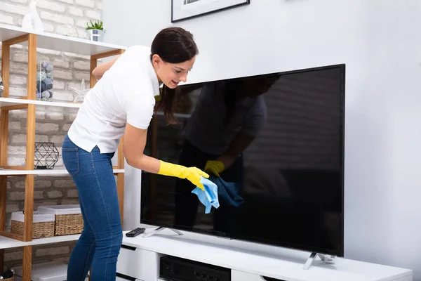 Primer Plano Mujer Usando Tela Para Limpiar Televisión Casa —  Fotos de Stock