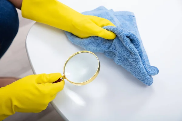 Janitor Hand Wearing Yellow Gloves Examine Table Using Magnifying Glass — Stock Photo, Image