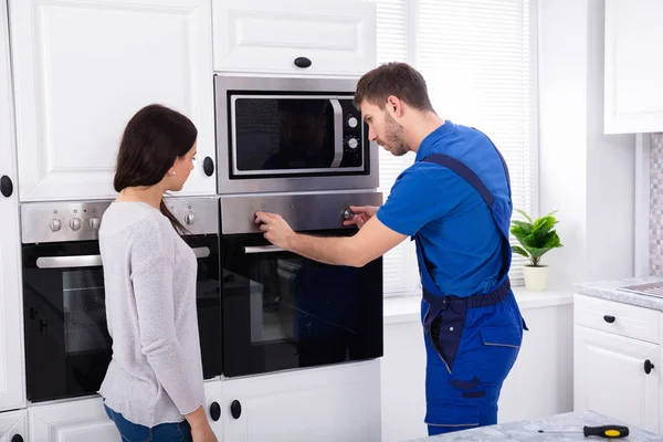 Joven Mujer Pie Cerca Técnico Reparación Horno — Foto de Stock