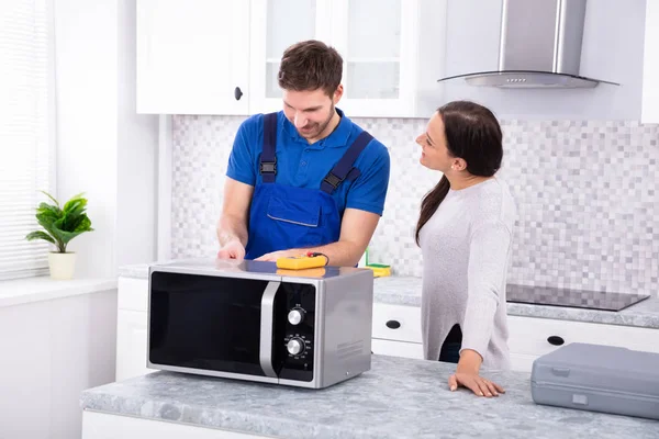 Mulher Bonita Que Está Perto Reparador Que Repara Forno Usando — Fotografia de Stock