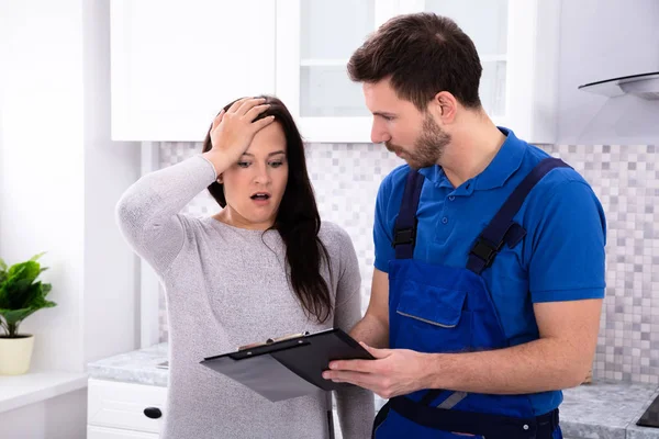 Mulher Chocado Depois Handyman Dando Factura Muito Caro Para Serviço — Fotografia de Stock