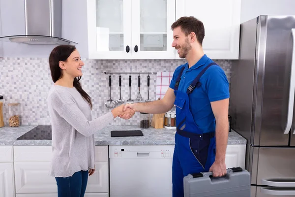 Leende Ung Man Serviceman Skakar Hand Med Lycklig Kvinna — Stockfoto