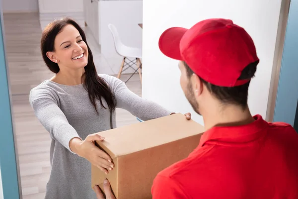 Feliz Joven Mujer Aceptando Caja Cartón Del Hombre Entrega — Foto de Stock