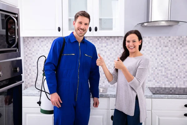 Vrouw Toont Duimen Omhoog Met Ongedierte Controle Werknemer Staande Keuken — Stockfoto