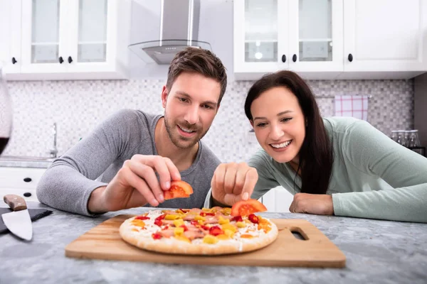 Porträtt Lyckliga Paret Förbereder Pizza Köket — Stockfoto