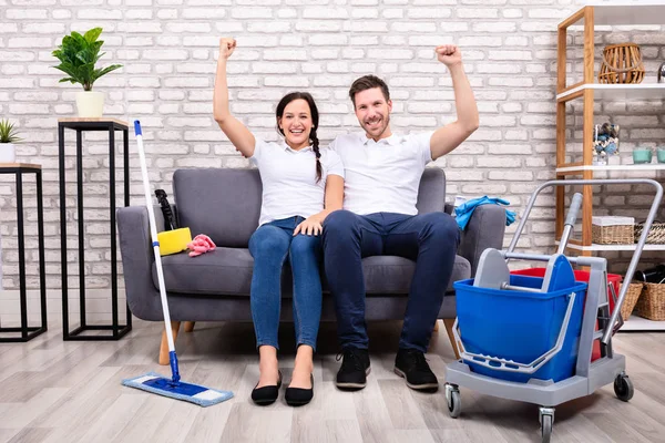 Retrato Feliz Jovem Casal Com Punho Tenso Sentado Sofá Sala — Fotografia de Stock