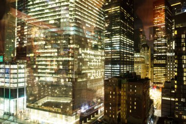 Gece vakti New York 'ta Aydınlanmış Skylines Manzarası