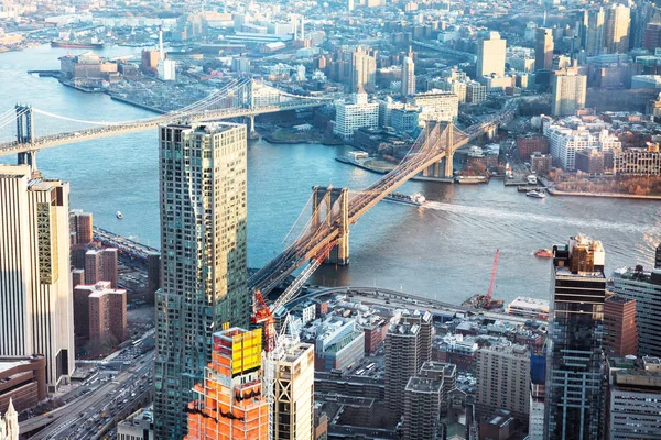 东河布鲁克林大桥的高角度景观与纽约城市景观 — 图库照片