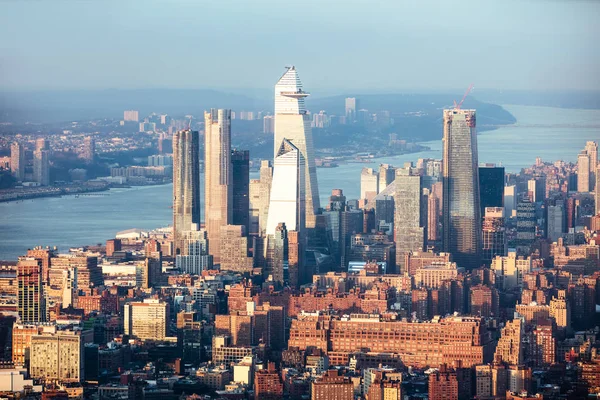 日落期间纽约市曼哈顿天际线的鸟图 — 图库照片