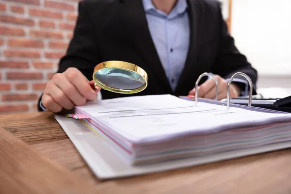 Primer Plano Mano Hombre Negocios Examinando Factura Través Lupa Escritorio — Foto de Stock