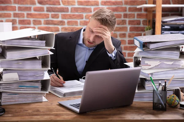 Стресовий Бізнесмен Сидить Офісі Складеними Файлами — стокове фото