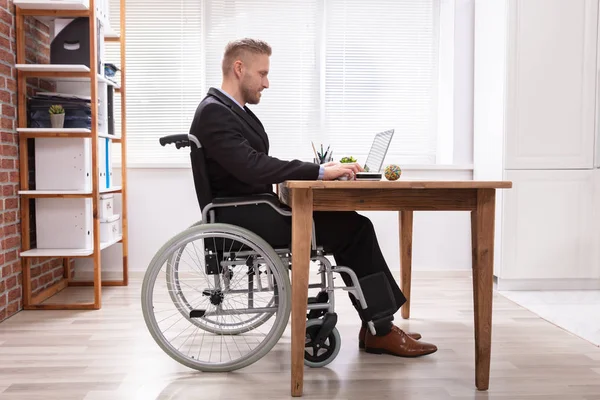 Empresario Discapacitado Sentado Silla Ruedas Usando Computadora Portátil Lugar Trabajo — Foto de Stock