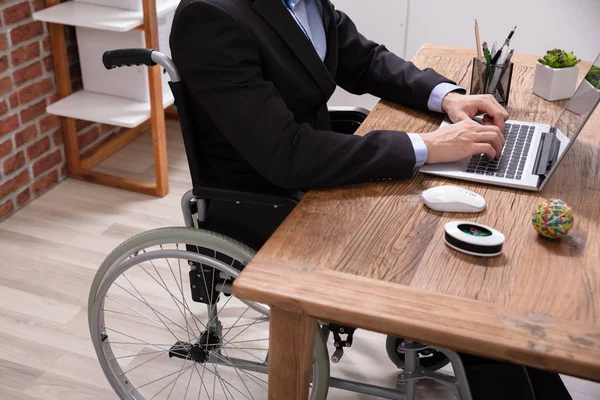 Behinderter Geschäftsmann Sitzt Mit Laptop Arbeitsplatz Rollstuhl — Stockfoto