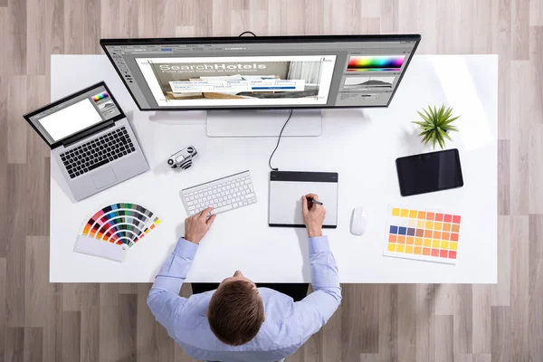 Pohled Muž Grafické Návrháře Práce Grafickém Tabletu Přes Bílý Stůl — Stock fotografie
