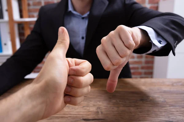 Két Üzletember Felemeli Hüvelykujját Lehúzza Hüvelykujját — Stock Fotó