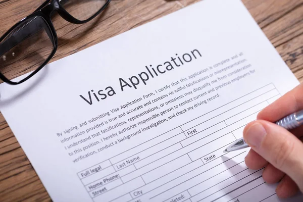 Primer Plano Mano Hombre Llenar Formulario Solicitud Visa Con Pluma — Foto de Stock