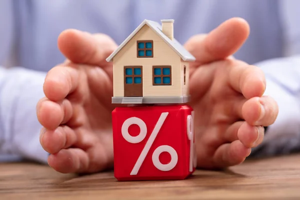Mans Hand Protecting House Model Red Cube Percentage Symbol — 스톡 사진