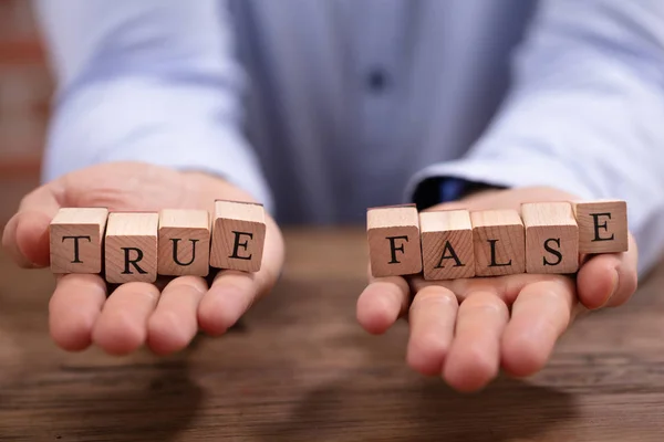 클로즈업 사업가 True False 블록을 — 스톡 사진