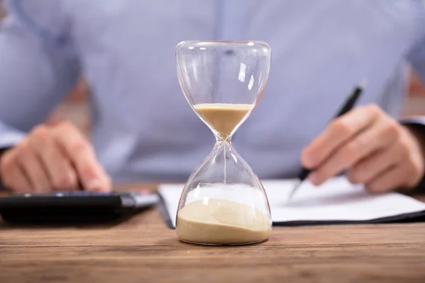 Primer Plano Reloj Arena Frente Hombre Negocios Que Trabaja Oficina —  Fotos de Stock