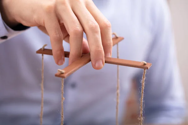 Close Mão Empresário Manipulando Marionete Com Uma Corda — Fotografia de Stock