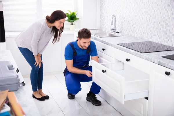 Vrouw Zoek Naar Mannelijke Klusjesman Installeren Deur Van Lade Keuken — Stockfoto