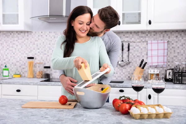 Homem Feliz Beijando Sua Esposa Enquanto Faz Deliciosos Alimentos Frescos — Fotografia de Stock