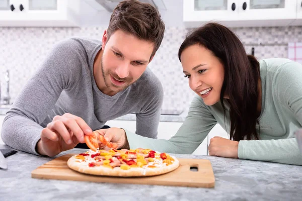 Mutlu Çift Mutfakta Pizza Hazırlama Portresi — Stok fotoğraf