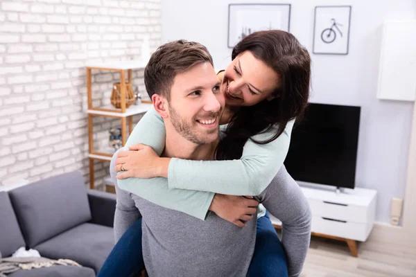 Retrato Joven Feliz Dando Cuestas Esposa Casa — Foto de Stock