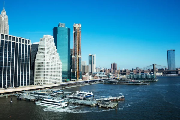 纽约的曼哈顿天际线和游艇停泊在港口 — 图库照片
